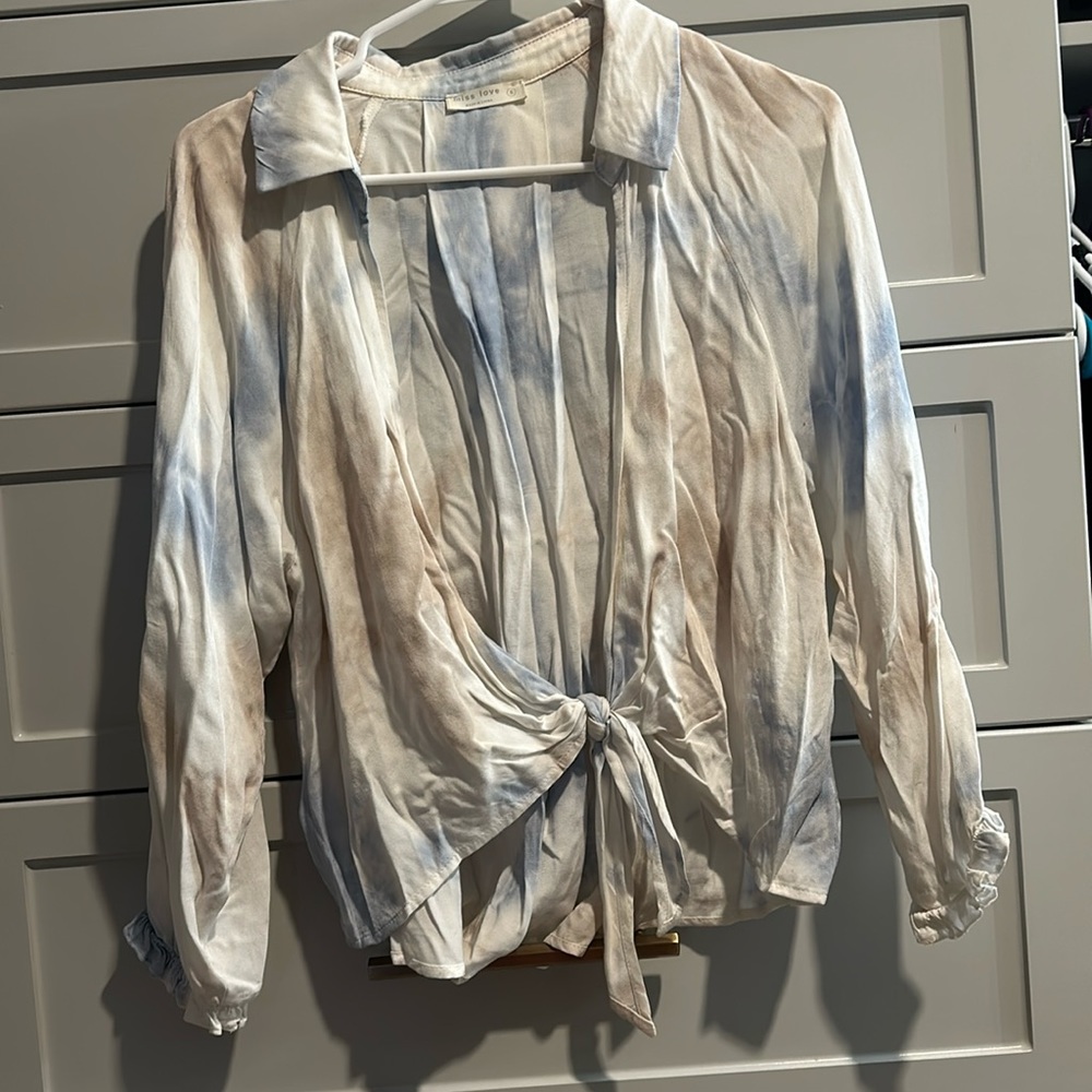 Open front blouse from Vici size small great condition. Tie detail at the bottom